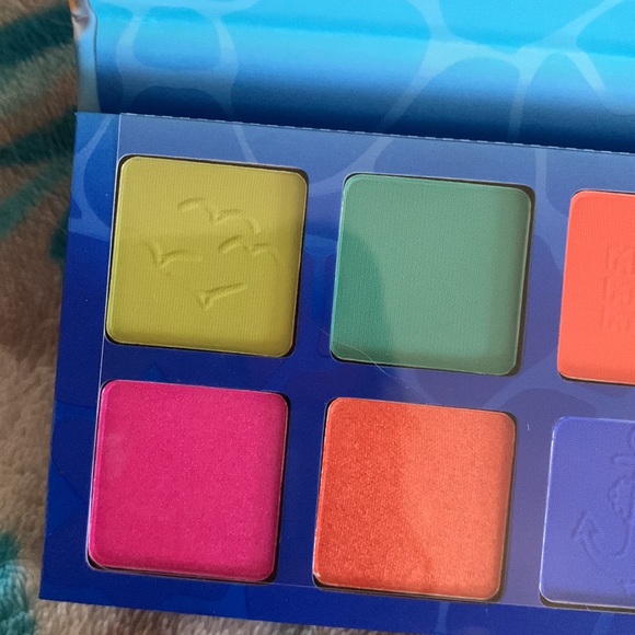 Makeup Revolution x Finding Nemo Mine eyeshadow palette. - Picture 6 of 6